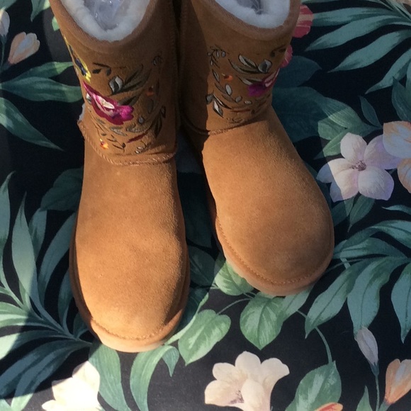 UGG Juliette Tan embroidered boots EUC US 6 As New - Picture 10 of 10